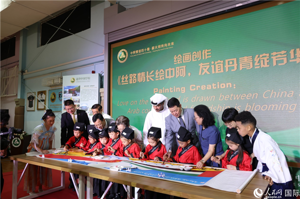 嘉宾及师生代表共同进行绘画创作。人民网记者任皓宇摄