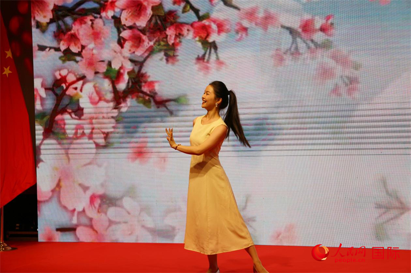 民族女高音凤祎丹表演独唱。人民网记者 陈海琪摄
