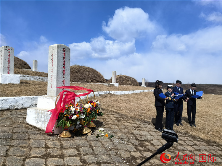 图为中国住朝鲜大使馆青年外交官代表诵读祭诗。人民网记者 刘融摄