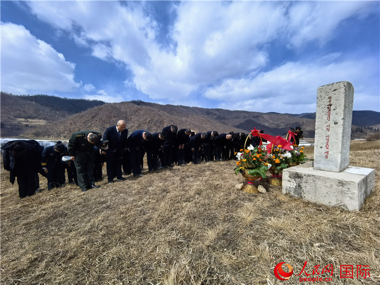 祭扫中方人员在新兴里中国人民志愿军烈士陵园的墓碑前，向鞠躬默哀。人民网记者 刘融摄