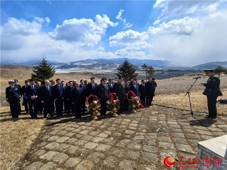 祭扫仪式在长津邑中国人民志愿军烈士陵园开启。人民网记者 刘融摄