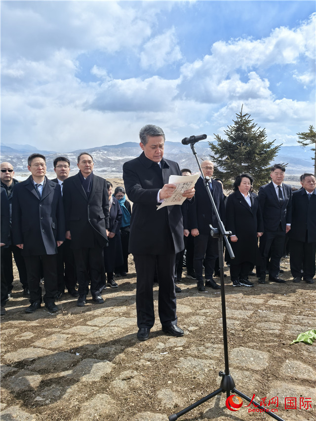 图为王大使代表全体人员诵读祭文。人民网记者 刘融摄