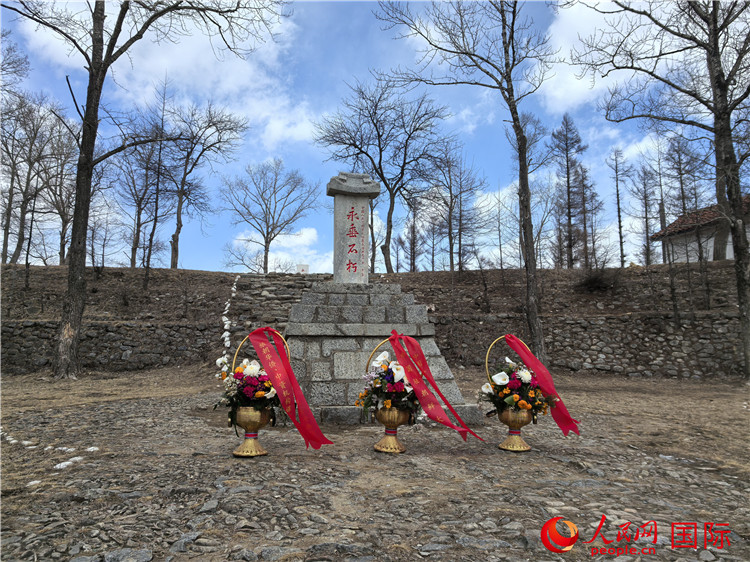 图为朝鲜长津郡下碣隅里杨根思烈士纪念碑。人民网记者 刘融摄