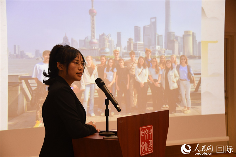 斯德哥尔摩考试中心经理陈曦介绍“汉语水平考试”情况。人民网记者 殷淼摄