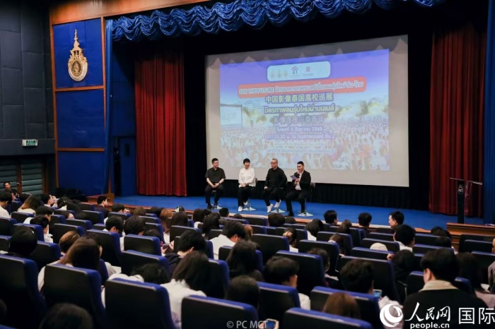 来自中国美术学院电影学院的专家与泰国学生进行影像创作学术交流。人民网记者 孙广勇摄