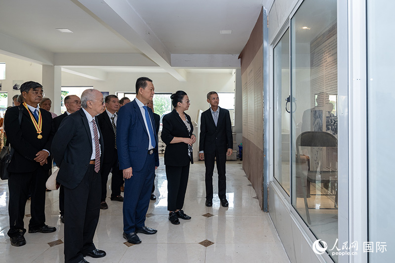 中国驻缅甸大使马珈在中国远征军后裔代表和当地侨领陪同下参观中国远征军抗战陈列展。人民网记者 谢佳君摄