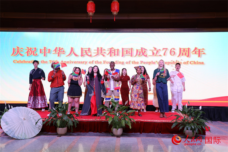 招待会现场，来自中国文化和国际教育交流中心南非孔子课堂的师生合唱歌曲。人民网记者 戴楷然摄