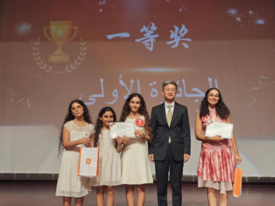 中国驻突尼斯大使万黎为一等奖获得者颁奖。迦太基大学孔院供图