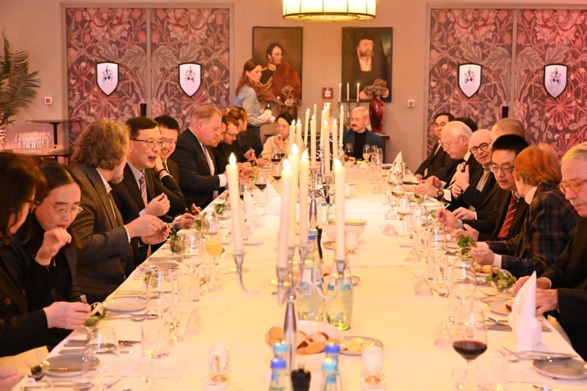 来宾们品鉴美食，共话中德友好交流。柏林中国文化中心供图。