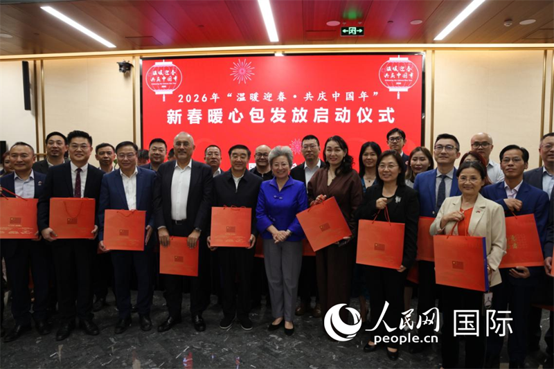 欧渤芊总领事向侨胞代表赠送新春暖心包，人民网记者张志文摄