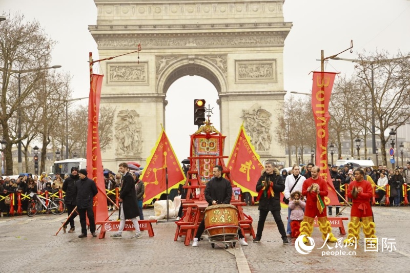 第四届“欢乐春节满巴黎·龙狮贺岁舞香街”春节巡游现场。 尚凯元摄