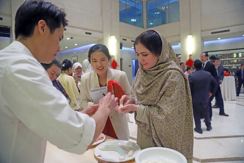 活动现场,巴方嘉宾学习体验包饺子。中国驻巴基斯坦使馆供图