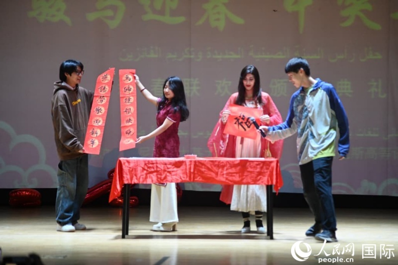 中突学子共同挥毫送福。莱拉·阿提拉赫摄