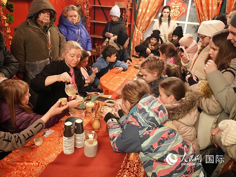 俄罗斯民众在活动上品尝中国茶。人民网实习生 武荣摄