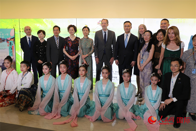 1、4月20日，纽约联合国总部举办活动庆祝2026年联合国中文日暨中文处成立80周年。图为嘉宾与演职人员合影。 人民网记者 李志伟摄