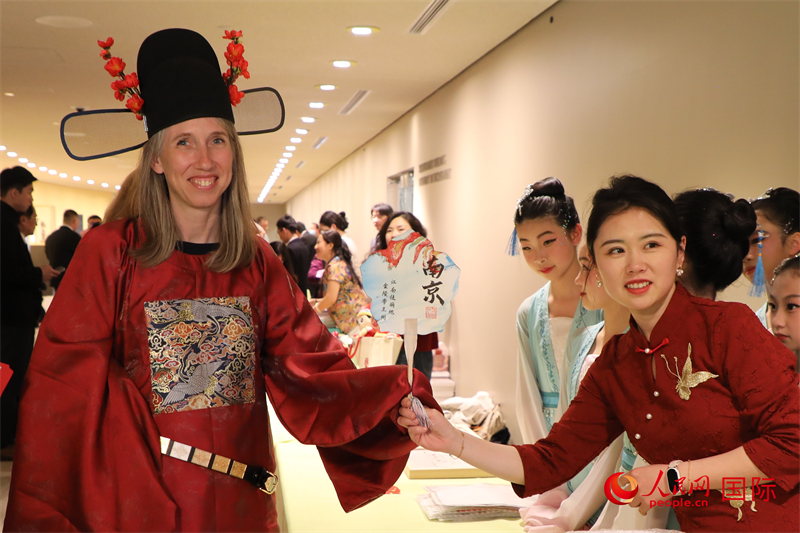 5、图为嘉宾体验中国传统服饰。 人民网记者 李志伟摄