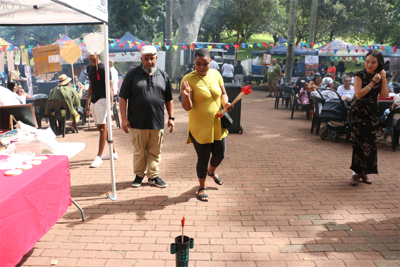 非洲民众体验中国投壶。 德班孔院供图