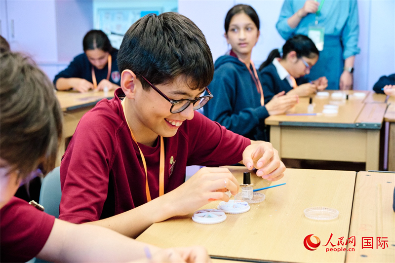 伦敦海格特学校的学生体验“螺钿”手工。杨浩鹏摄