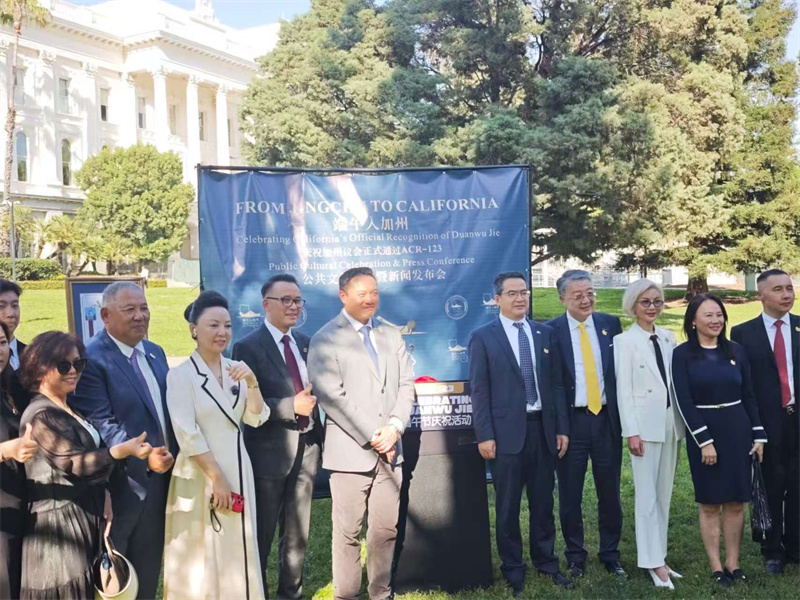 中国驻旧金山副总领事杨守征（右五）和加州众议员菲利普·陈（右六）和多位亚太裔社区代表合影。 主办方提供