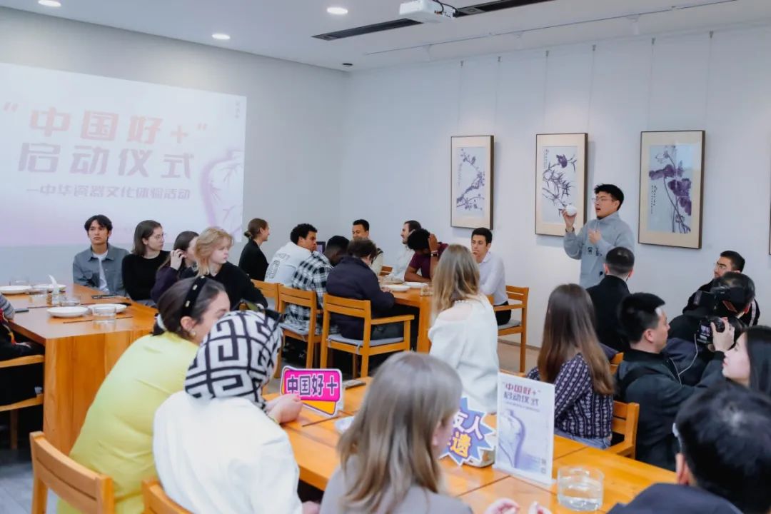外籍留学生感受瓷器半岛体育登录魅力 以艺术为纽带传递中国故事(图2)