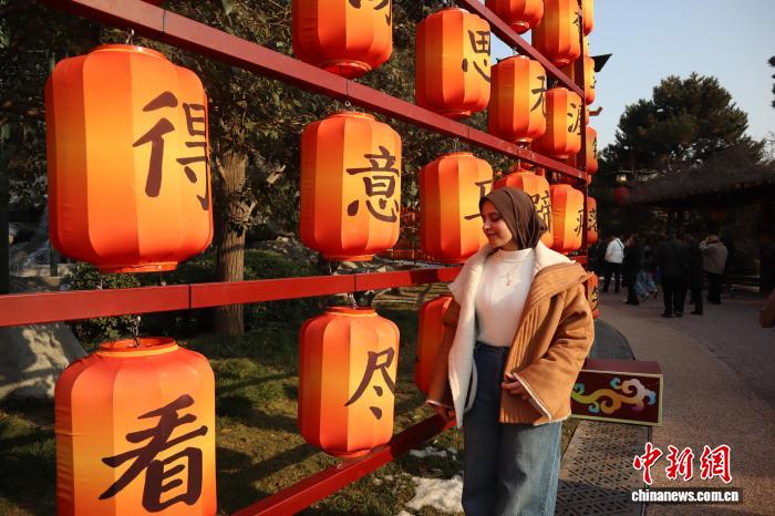 华体会- 华体会体育官网- 体育APP下载外籍友人“走读”西安 在诗灯中感受盛唐气象