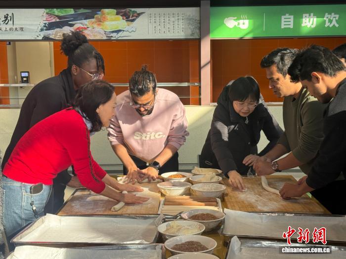 华体会- 华体会体育官网- 体育APP下载在晋留学生欢聚迎新春：包饺子写“福”字 感受中国年味暖意