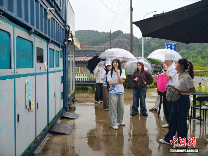 外国留学生走进浙江宁波奉化见证海洋垃圾“变废为宝”(图1)